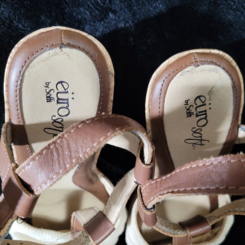 ✨️3/$25✨️ Women's Tan and Brown Wedge-like Platform Sandals - Picture 5 of 16